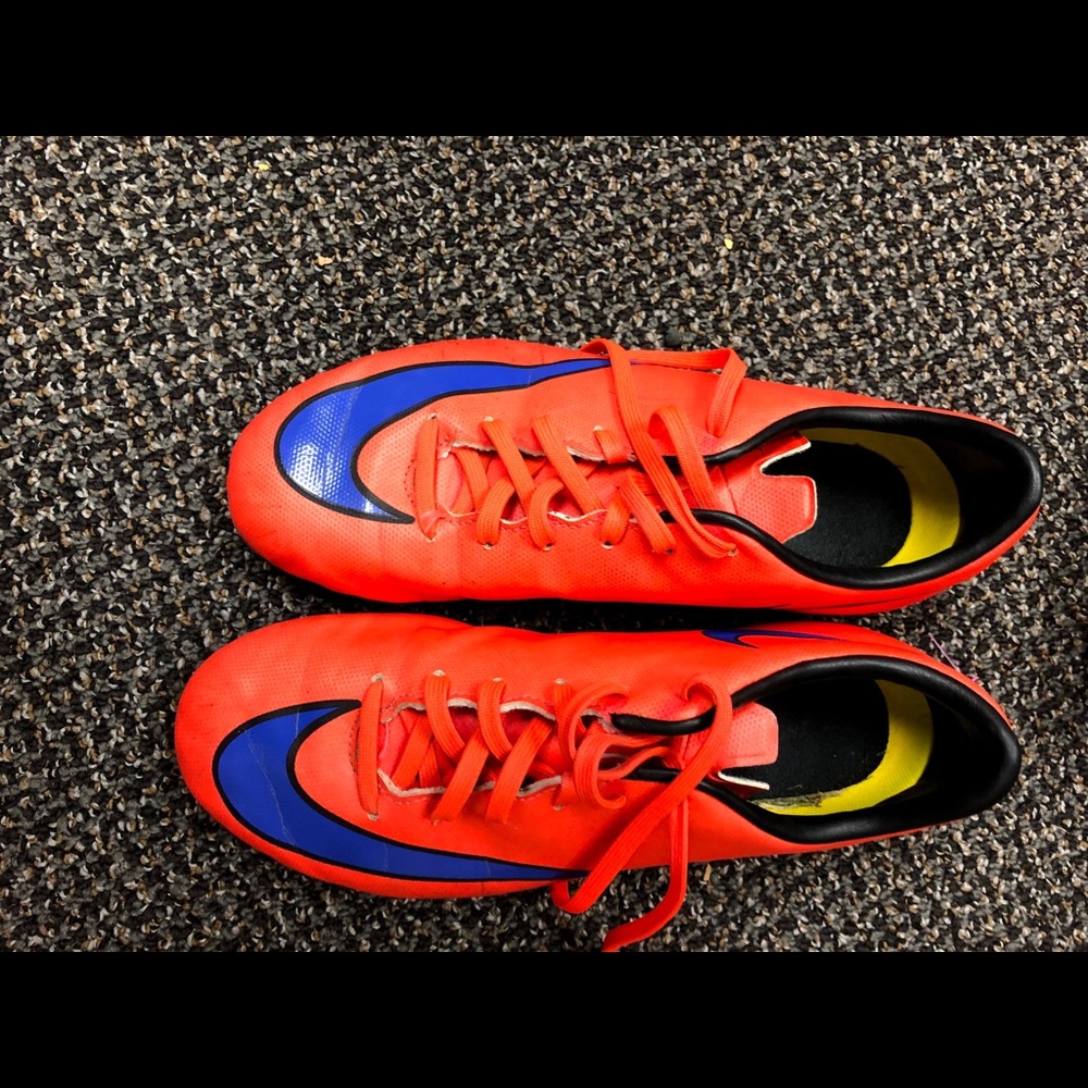Youth Nike size 5 soccer cleats mercurial